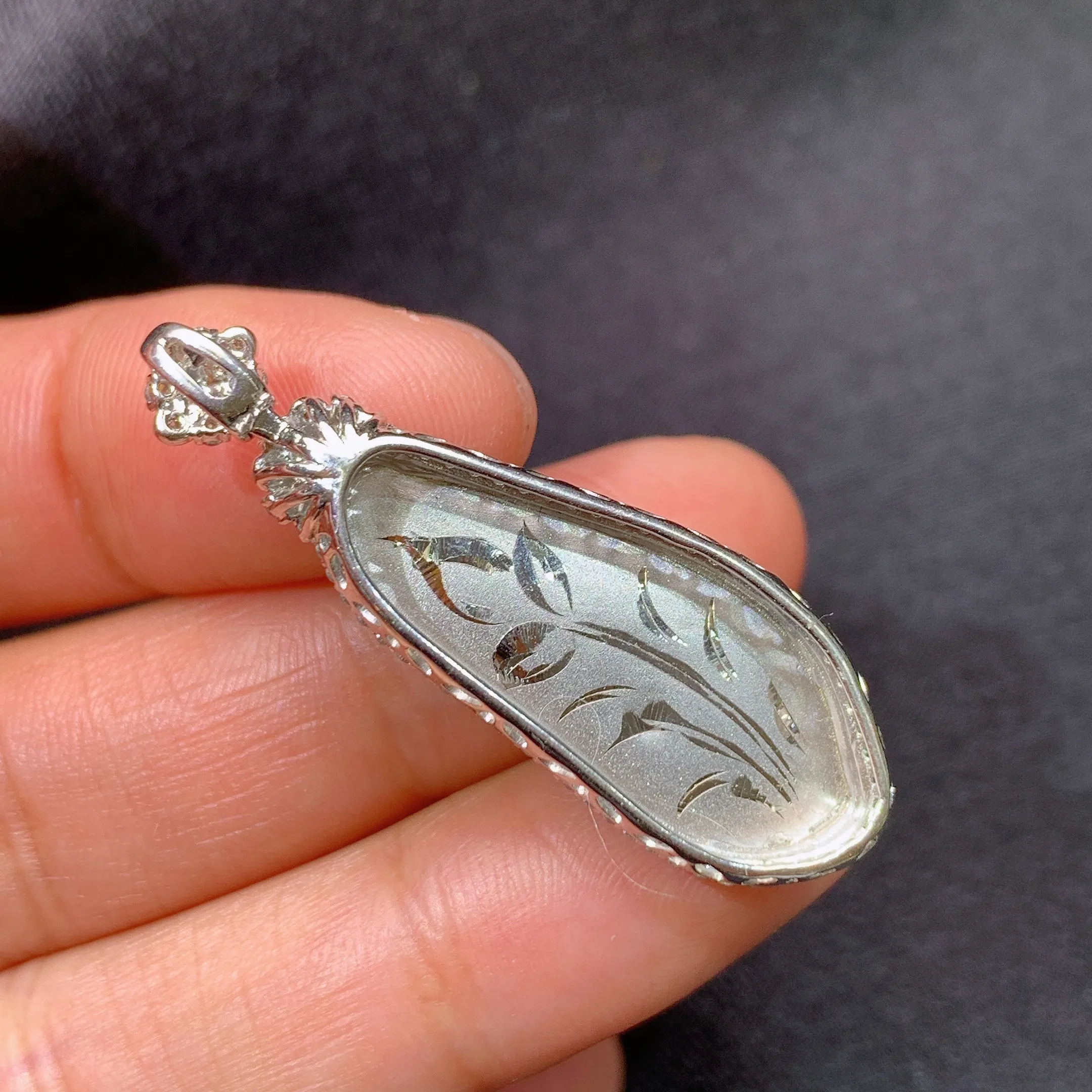 冰阳绿福瓜吊坠，18k金镶嵌，色泽鲜阳，冰润细腻，种水足，整体尺寸38.5*13.2*9.2