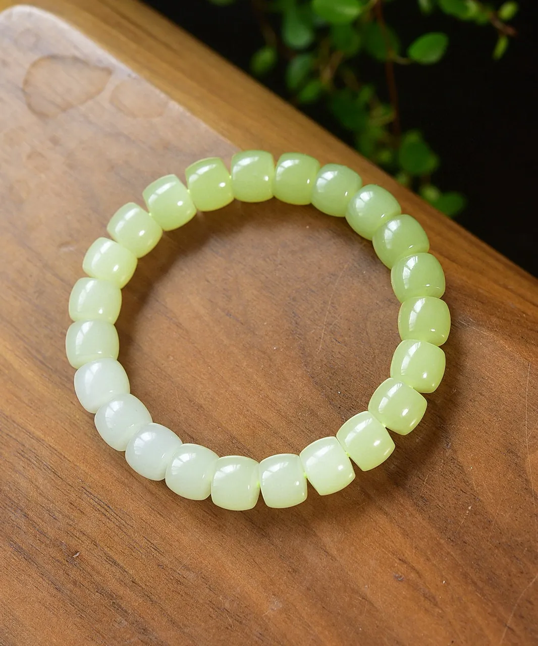 天然和田玉.黄口料.渐变色.老型珠.手链.玉质油润.无杂无裂.纯手工打磨.上手效果.时尚大方.优雅知性.品质保证全国复检.尺寸10/8mm.重32.49克.