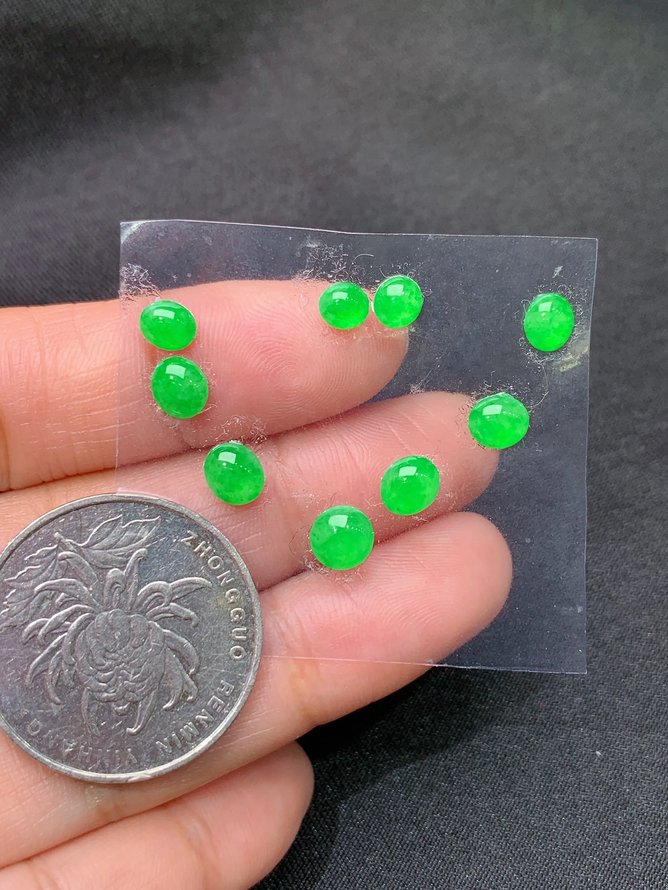 冰阳绿蛋面一手，镶嵌佳品，冰润色阳，种水足，整体尺寸4.6*2