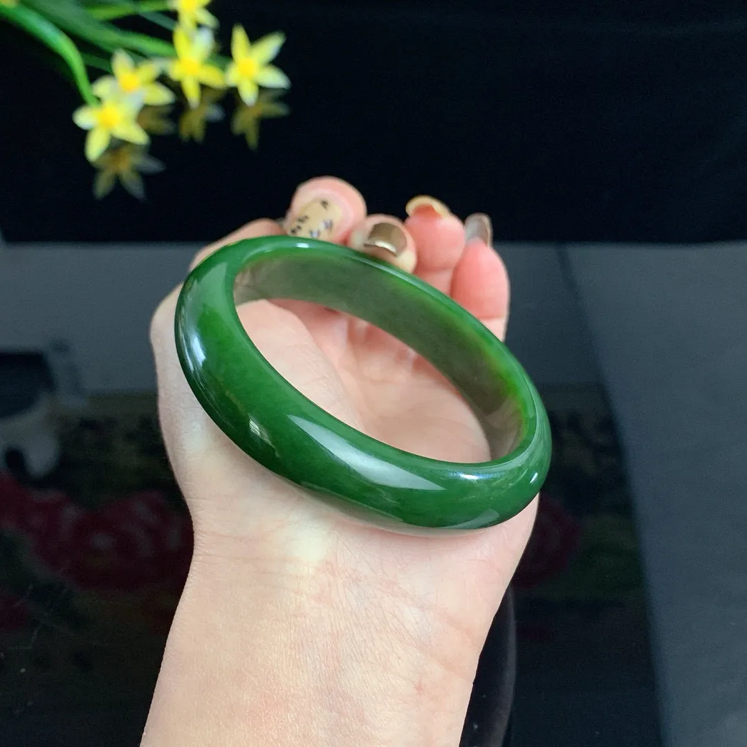 和田玉碧玉60圈口菠菜绿碧玉手镯！玉质细腻油润 底色纯净 无裂无杂 脂粉好，品质好！
