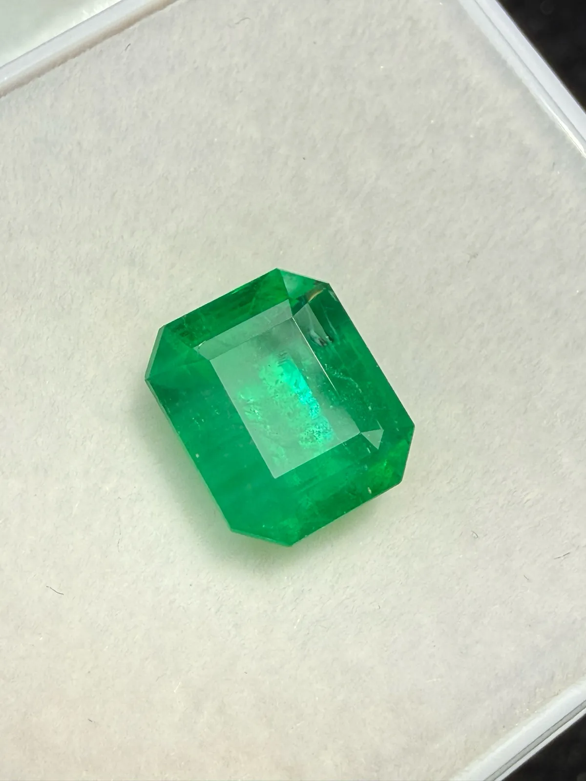 3.71ct天然祖母绿裸石，尺寸9.6*8*6.9 毫米，晶体微棉，颜色美艳