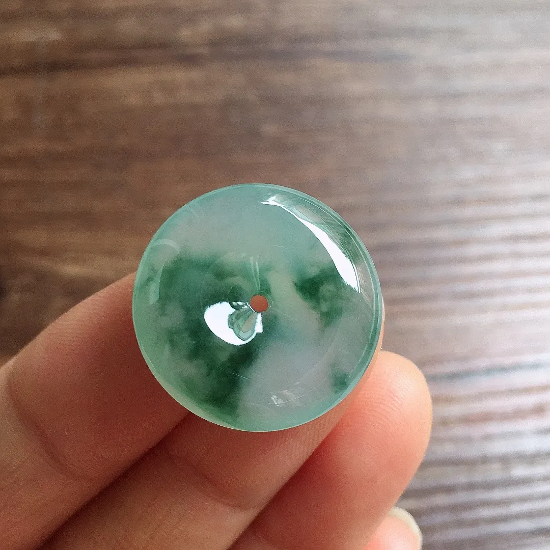 冰飘花平安扣，冰冰润润，玉质细腻，种水足，整体尺寸22.5*5.6