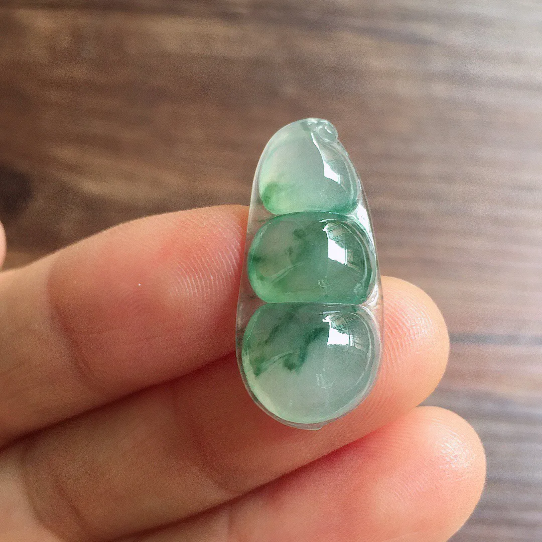 冰飘花福豆，镶嵌佳品，冰润细腻，种水足，整体尺寸27.2*12.6*5.6