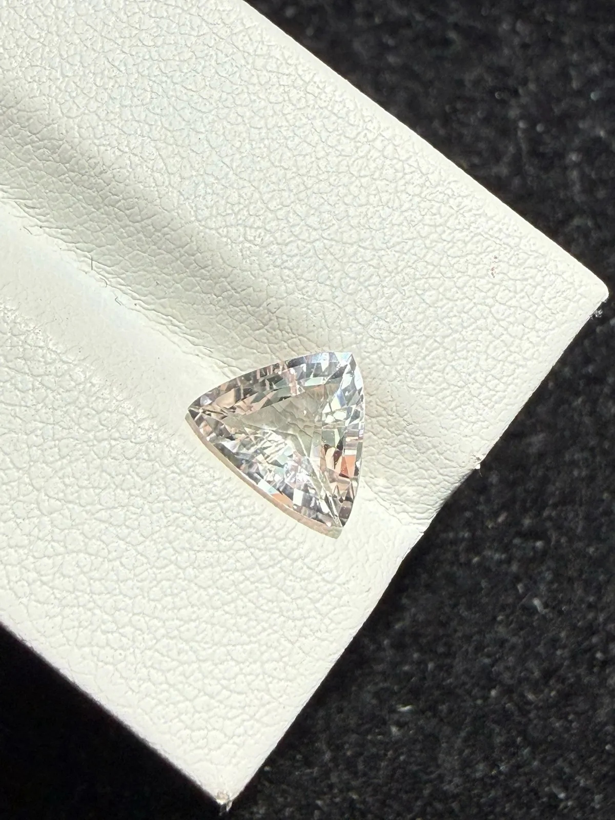 1.41ct天然摩根石裸石，颜色美艳，晶体通透，火彩足，尺寸7.6*8.4*4mm