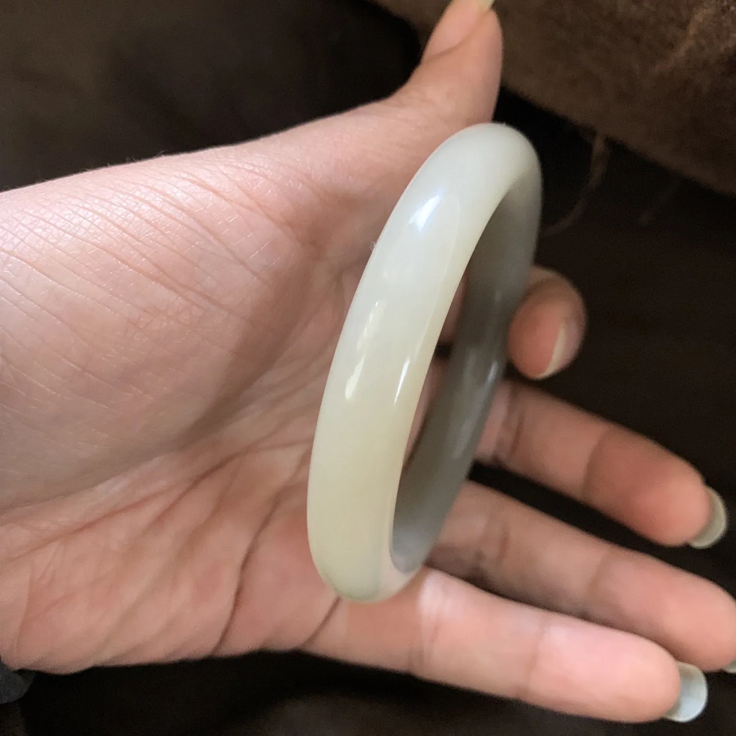 和田玉58圈口藕粉色手镯，两色藕粉，镯型古朴典雅。在诗情画意的雨巷相遇，你是我腕间的一抹风情，有你眸