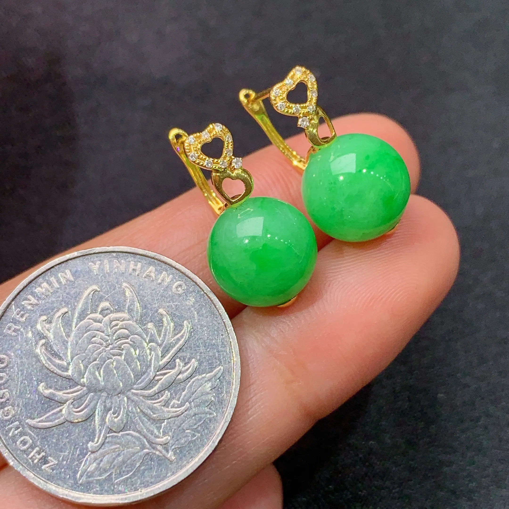 冰阳绿圆珠耳坠，18k金镶嵌，简约时尚，冰润色阳，种水足，裸石尺寸10.3