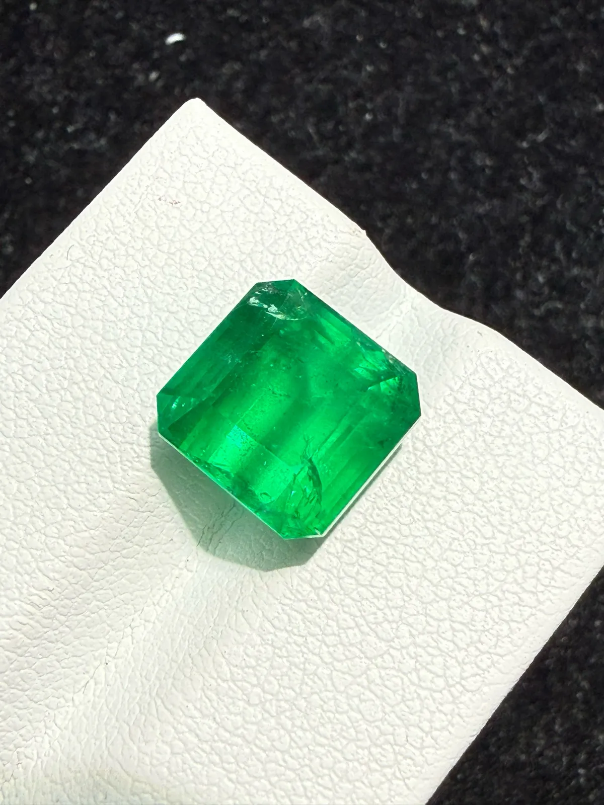 5.795ct天然祖母绿裸石，尺寸9.5*9.8*8.3 毫米，晶体微棉，颜色美艳