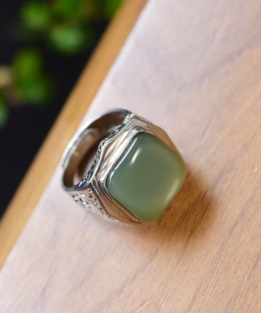 天然和田玉.粉青.戒指.纯银镶嵌.玉质油润.纯手工打磨.活动圈口.上手优美大气.时尚知性.品质保证.全国复检.尺寸14.3/13.8/6重7.69克.