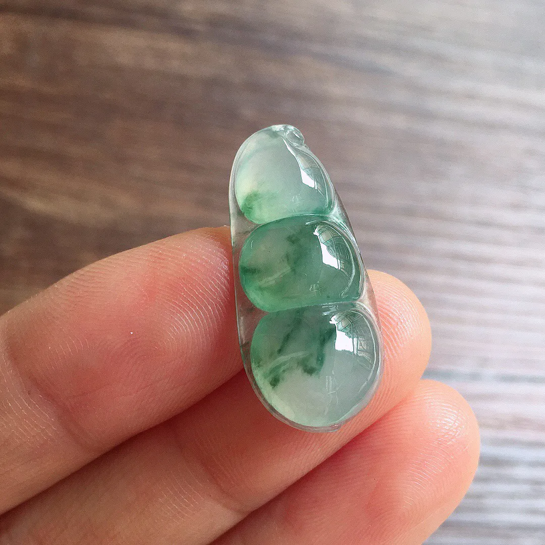 冰飘花福豆，镶嵌佳品，冰润细腻，种水足，整体尺寸27.2*12.6*5.6