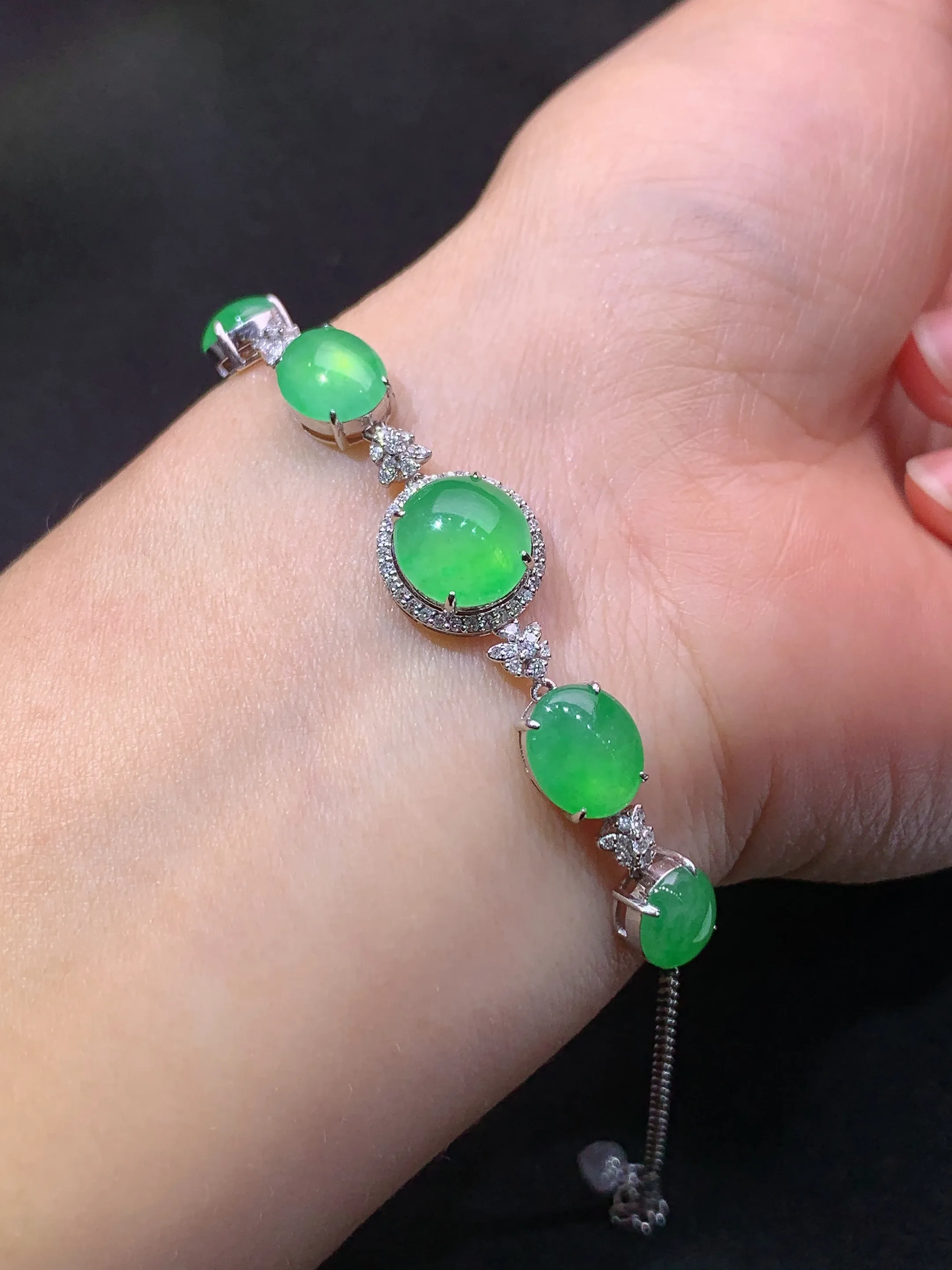 冰阳绿蛋面手链，18k金镶嵌，简约时尚，冰润色阳，种水足，整体尺寸9.4*9.2*3.5