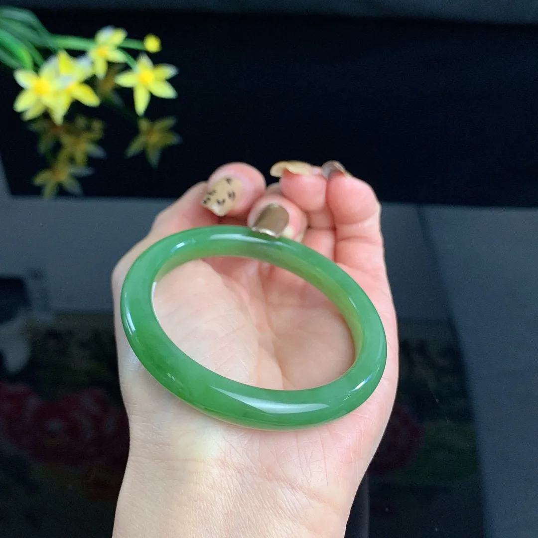 和田玉碧玉52.5圈口阳绿色碧玉手镯！玉质细腻油润 底色纯净 无裂无杂 脂粉好，品质好！