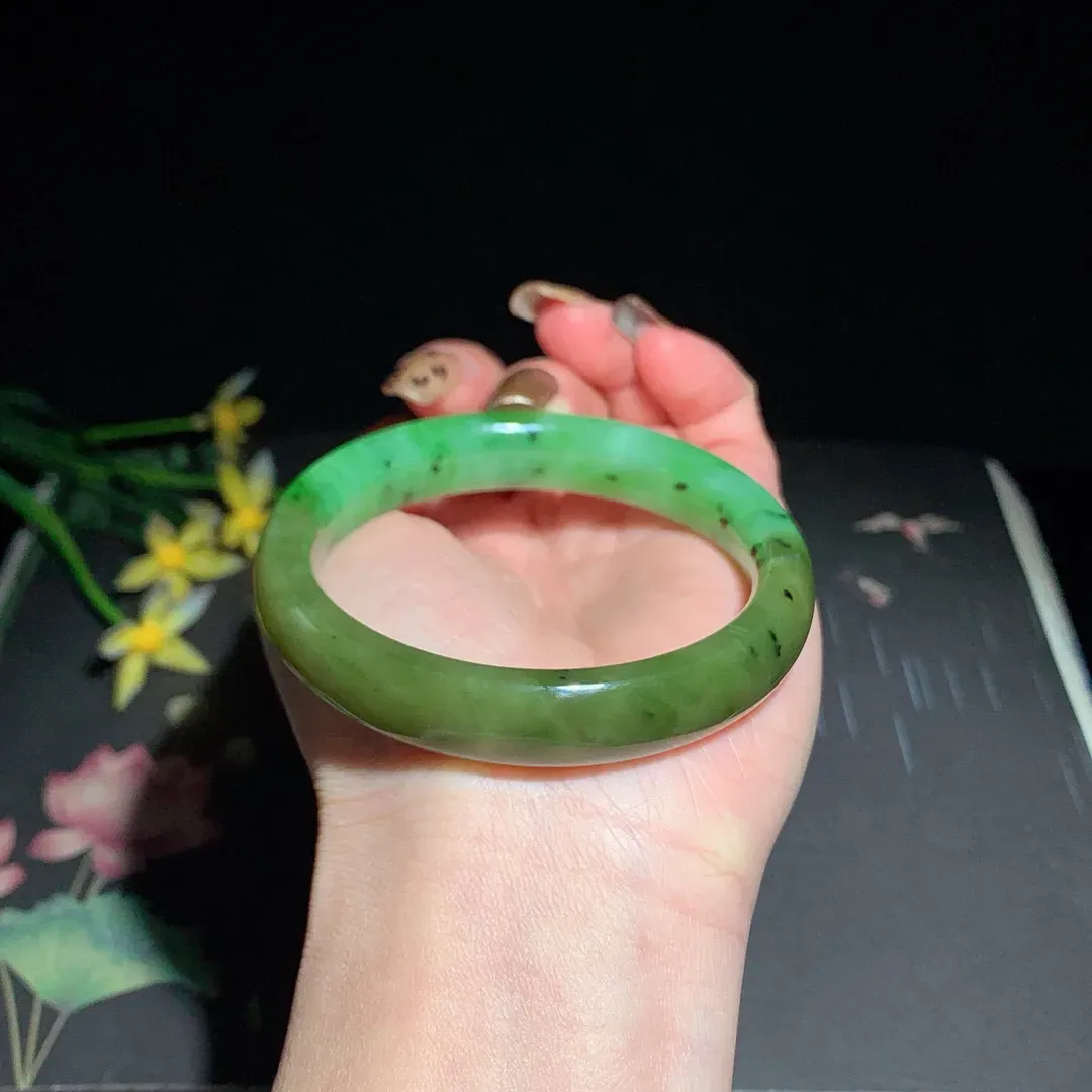 和田玉56.5圈口苹果绿平安镯碧玉手镯！玉质细腻油润 底色纯净 脂粉好，品质好！