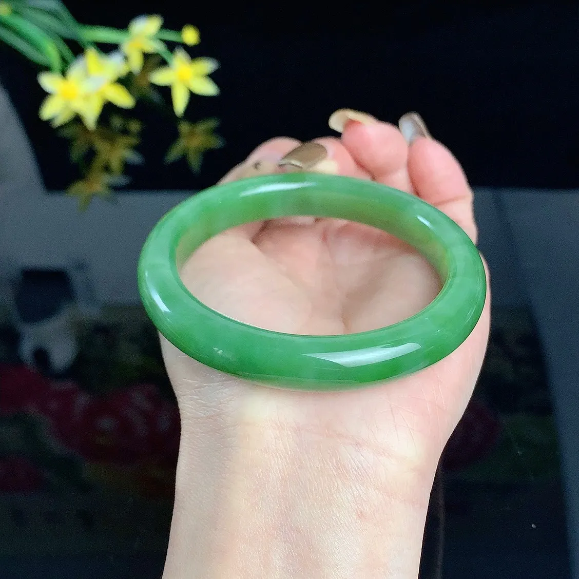 和田玉碧玉59圈口阳绿色碧玉手镯！玉质细腻油润 底色纯净 无裂无黑 脂粉好，品质好！