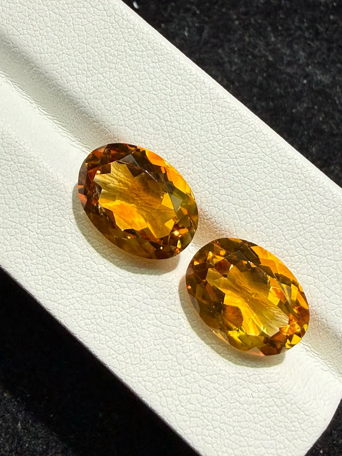 11.465ct天然黄水晶裸石，尺寸13.6*9.8*6.7mm，颜色美艳 ，晶体通透，火彩足