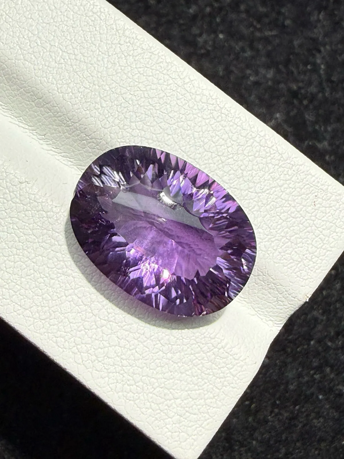 12.55ct天然紫水晶裸石，尺寸18*13*8.9mm，颜色美艳 ，晶体通透，火彩足