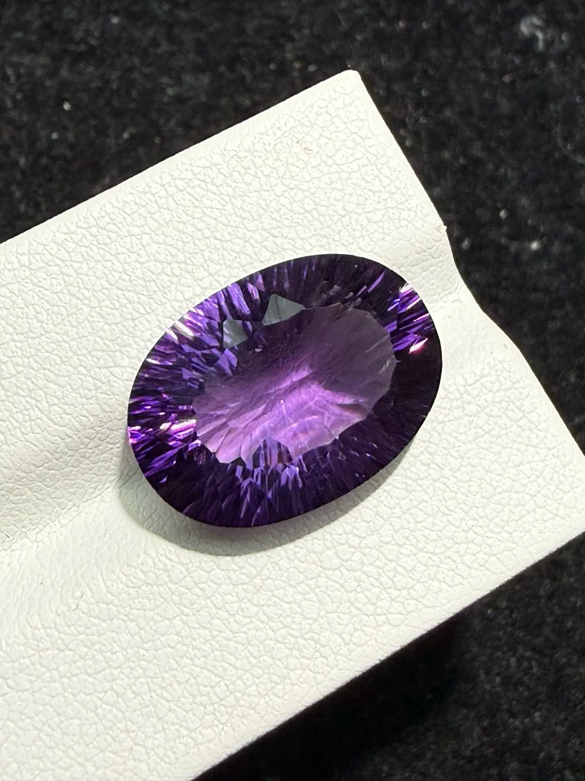 11.78ct天然紫水晶裸石，尺寸17.7*12.8*8.4mm，颜色美艳 ，晶体通透，火彩足