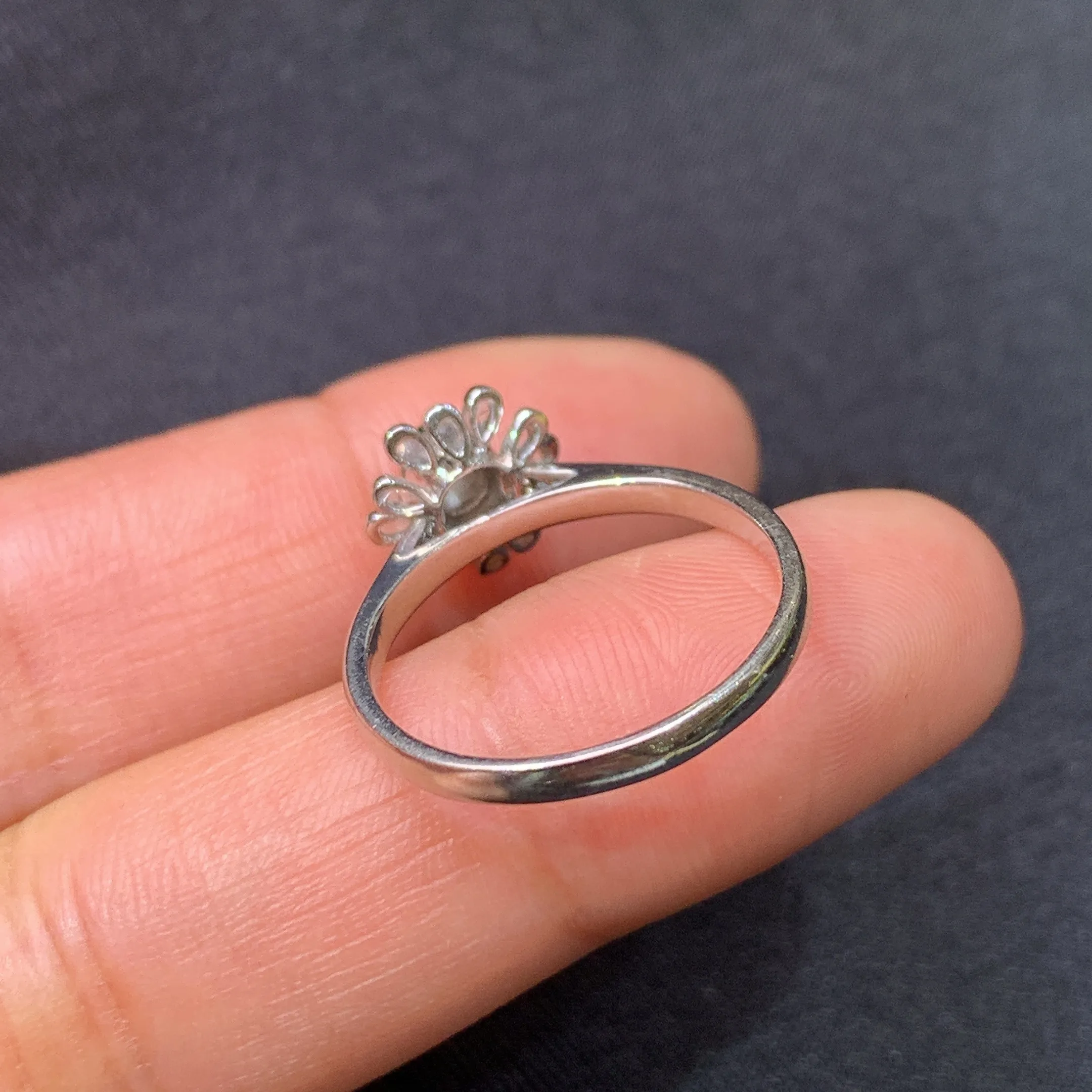 冰阳绿蛋面戒指 18k金镶嵌，款式精美，冰润色阳，圈口14 种水足，裸石尺寸4.3*3.9*2.3