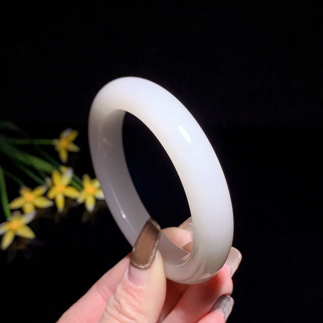 和田玉57圈口羊脂白手镯，玉质细腻油润 底色纯净 无裂无杂 脂粉好，品质好！