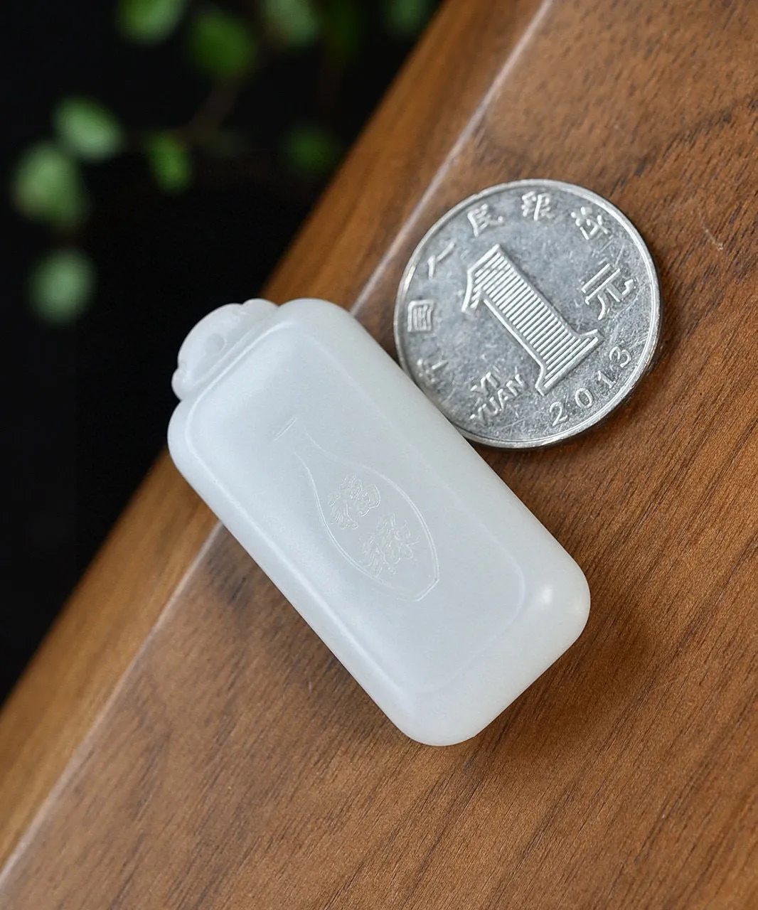 ￼天然和田玉.羊脂玉.福禄.平安宝瓶.玉牌.玉质油润.线条流畅.花瓶的形状蕴含着着中国传统祥瑞文化的重要因素.寓意富贵满堂.平安吉祥.品质保证全国复检.尺寸45.3/21/11重24.02克.