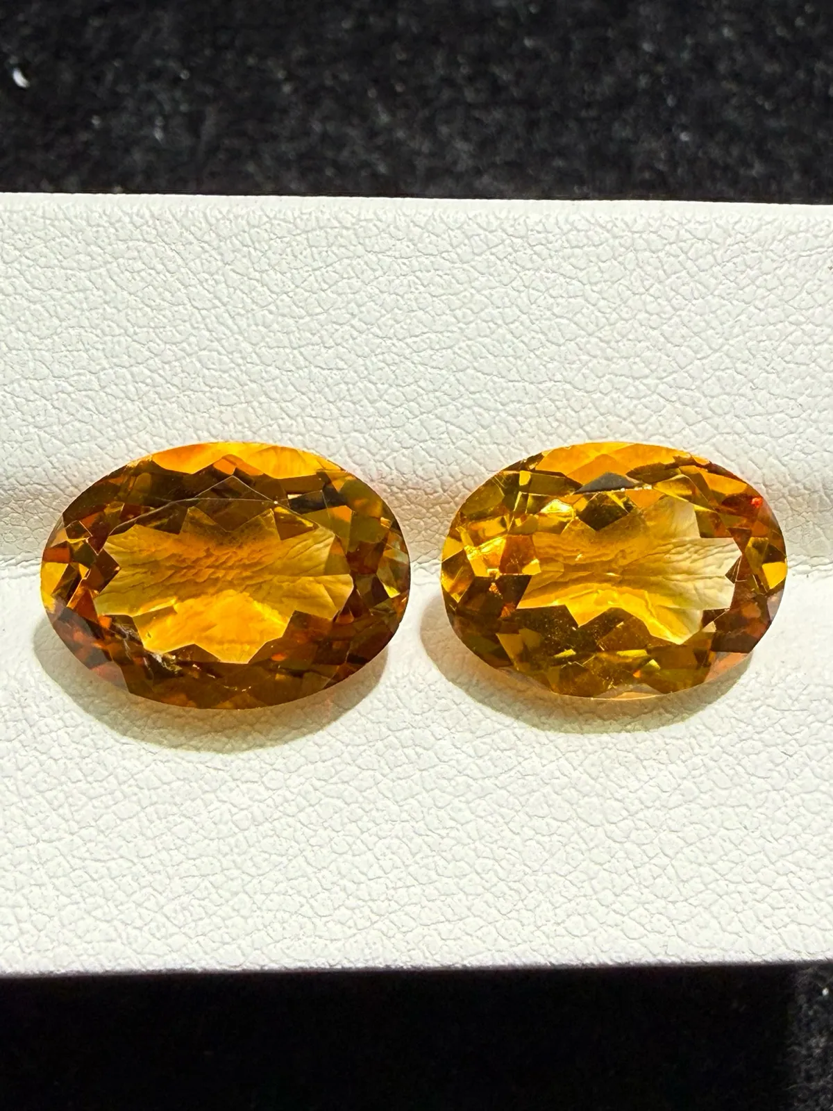 11.465ct天然黄水晶裸石，尺寸13.6*9.8*6.7mm，颜色美艳 ，晶体通透，火彩足