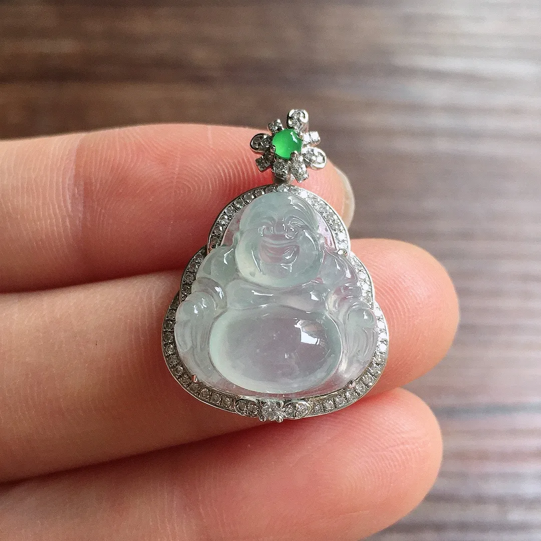 冰种笑佛吊坠，18k金镶嵌，冰润细腻，品相好，种水足 整体尺寸26.6*18.6*9.7