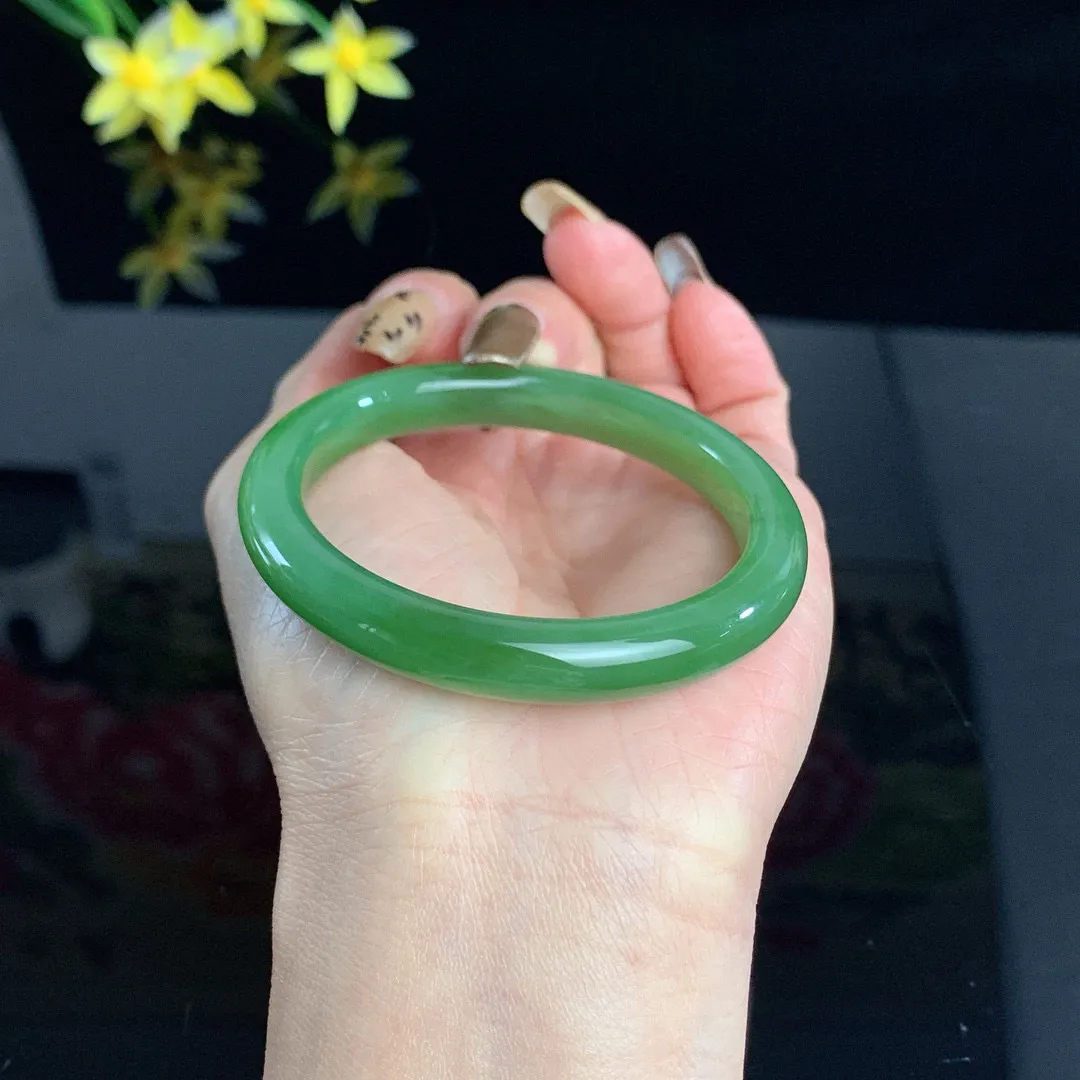 和田玉碧玉52.5圈口阳绿色碧玉手镯！玉质细腻油润 底色纯净 无裂无杂 脂粉好，品质好！