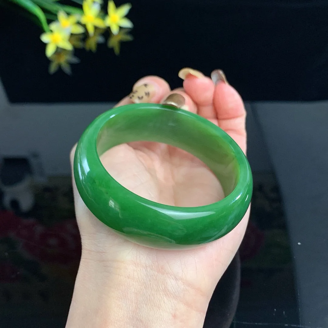 和田玉56.9圈口阳绿色宽版碧玉手镯！圈口56.9宽20.1重78克，玉质细腻油润 底色纯净 脂粉好，品质好！