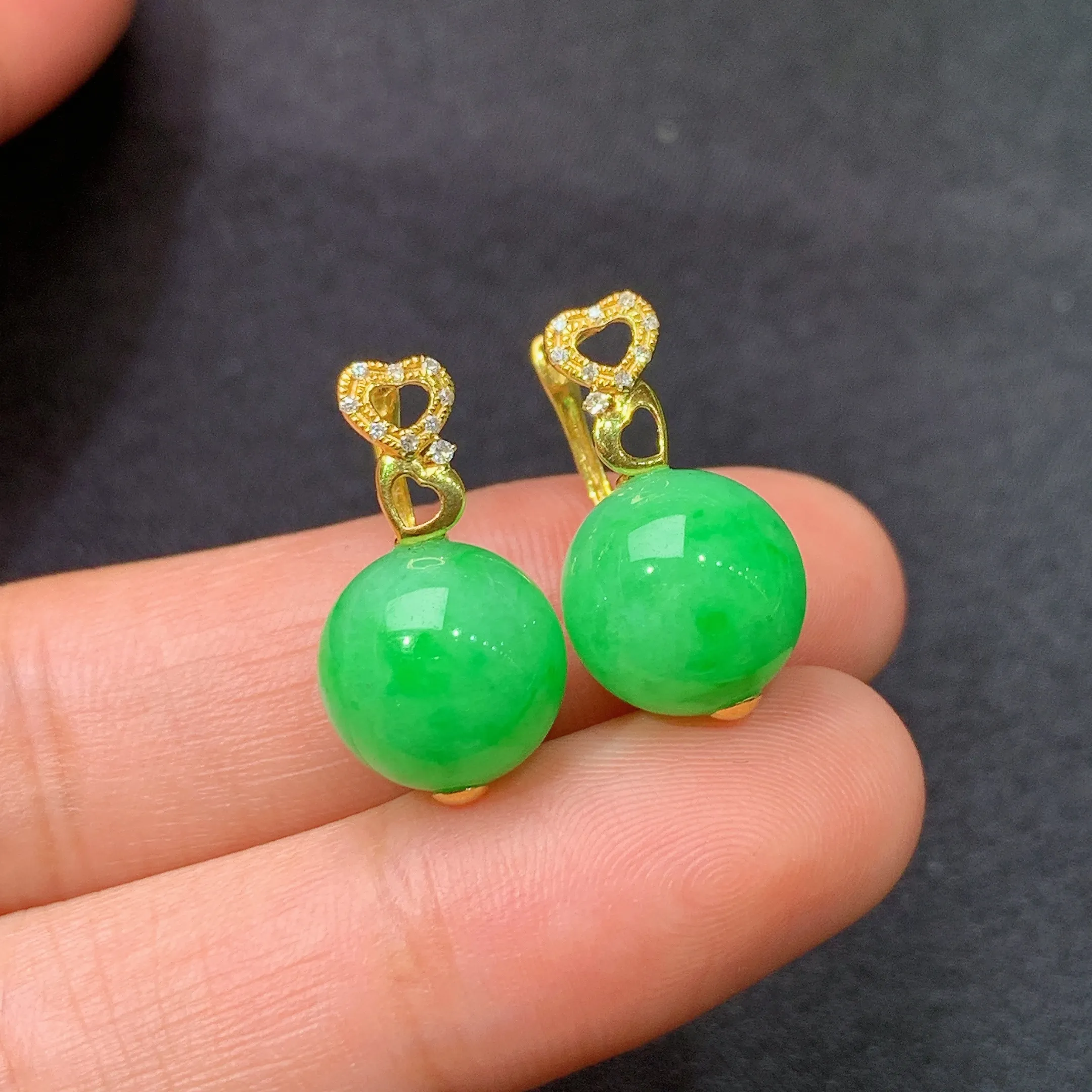 冰阳绿圆珠耳坠，18k金镶嵌，简约时尚，冰润色阳，种水足，裸石尺寸10.3