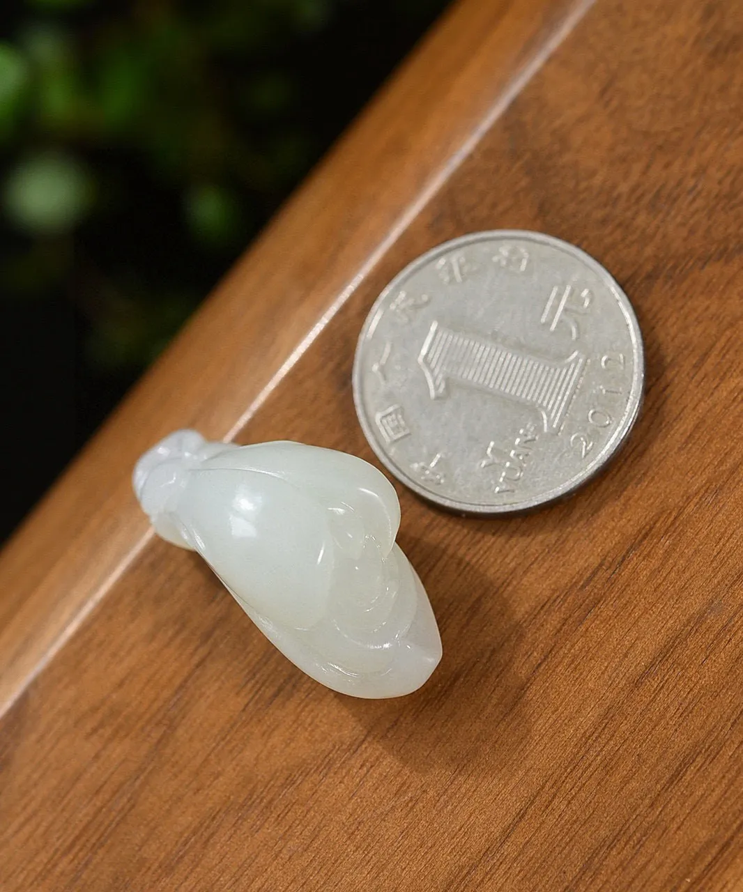 天然和田玉.羊脂玉.玉兰花.玉坠.玉质油润.雕琢精美.玉兰花意为品位高洁.贤德俊雅之意.尽显个人修养和魅力.品质保证.全国复检.尺寸32.7/16/15重9.03克.