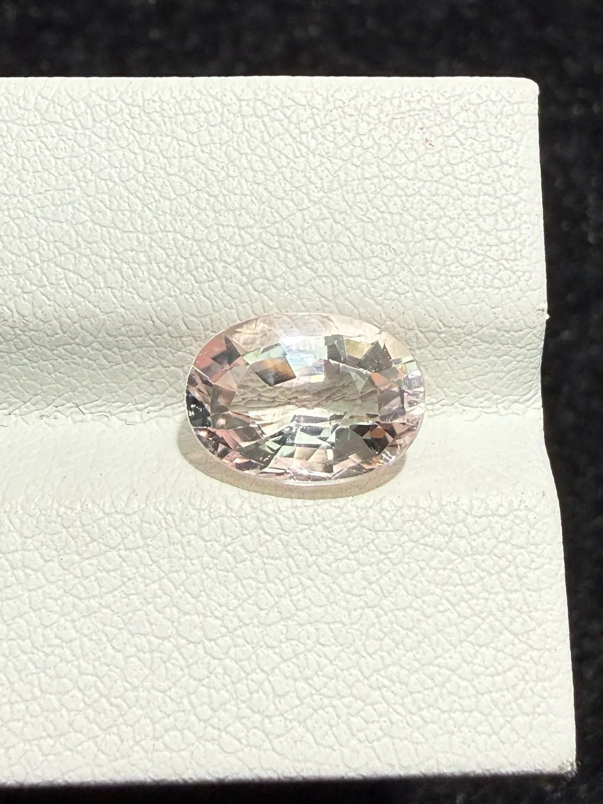 2.515ct天然摩根石裸石，颜色美艳，晶体通透，火彩足，尺寸10.2*7.3*5.4mm