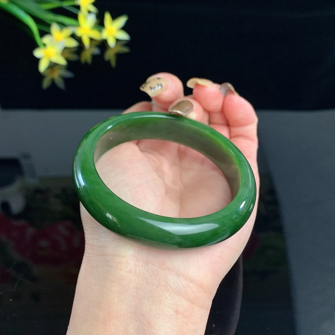 和田玉碧玉60圈口菠菜绿碧玉手镯！玉质细腻油润 底色纯净 无裂无杂 脂粉好，品质好！