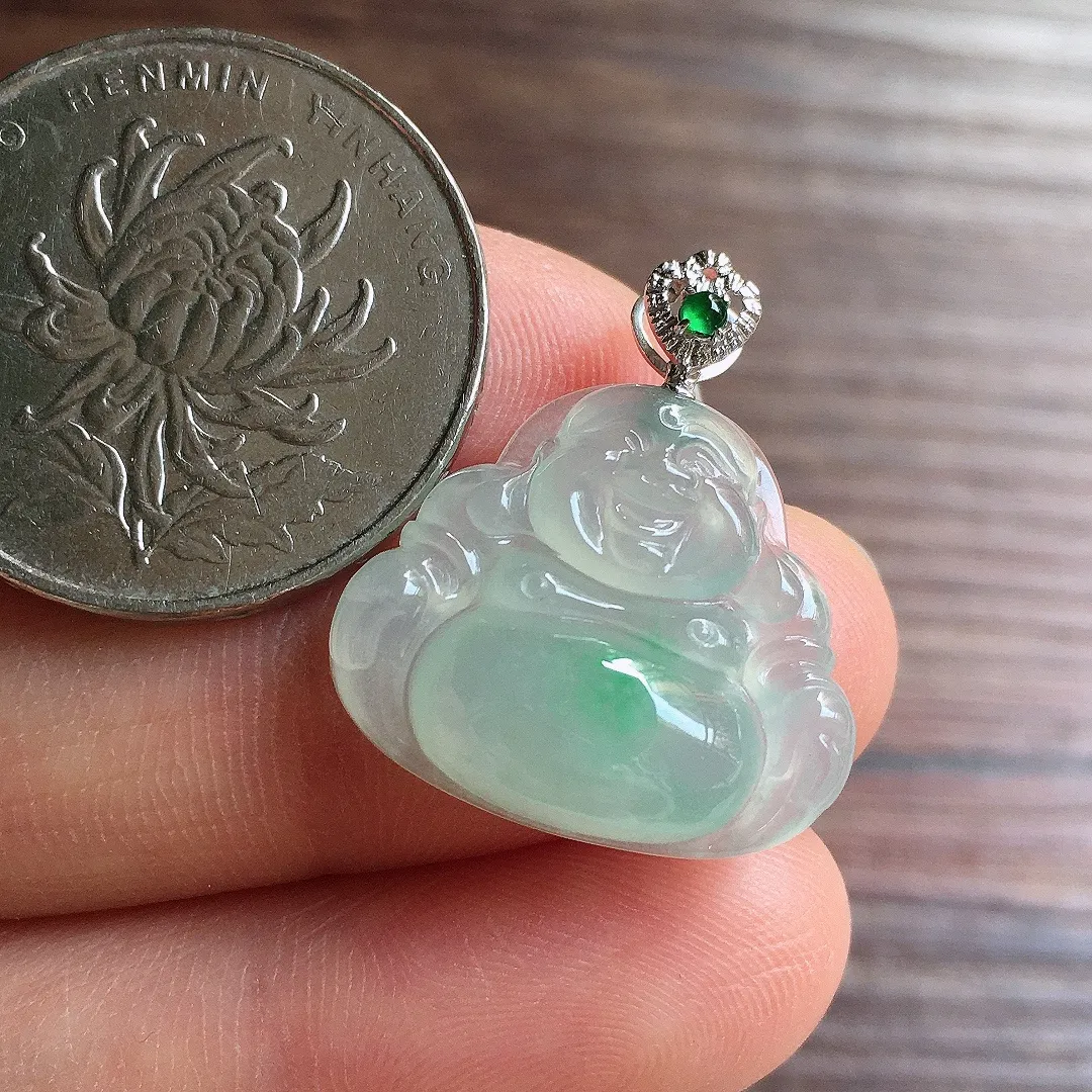 冰飘绿笑佛吊坠，18k金扣头，冰润细腻，品相好，种水足，整体尺寸23.9*20.2*5.6