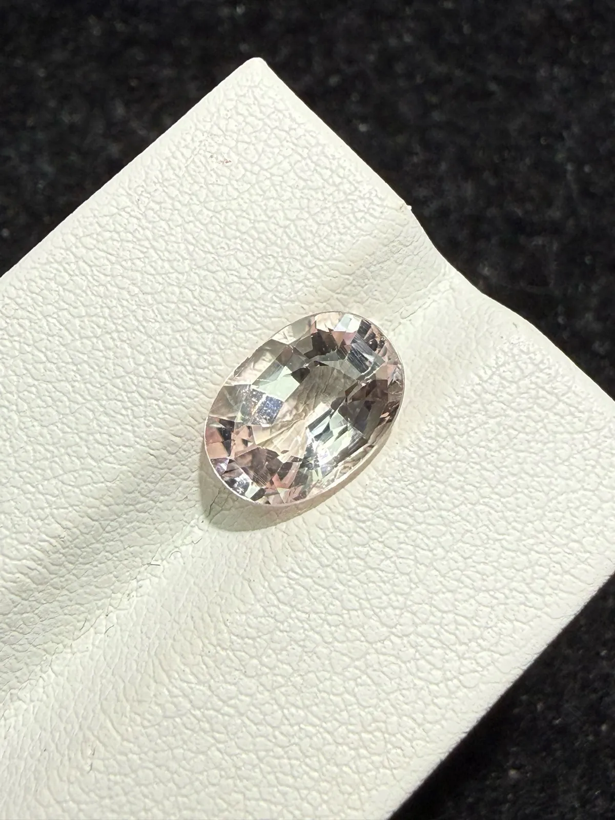 2.515ct天然摩根石裸石，颜色美艳，晶体通透，火彩足，尺寸10.2*7.3*5.4mm