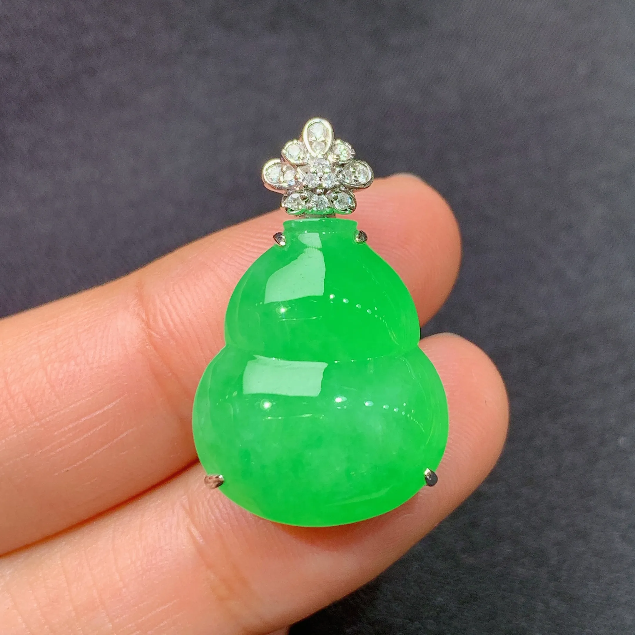 冰阳绿葫芦吊坠，18k金镶嵌，色泽鲜阳，冰润细腻，种水足，整体尺寸26.9*16.7*8.8