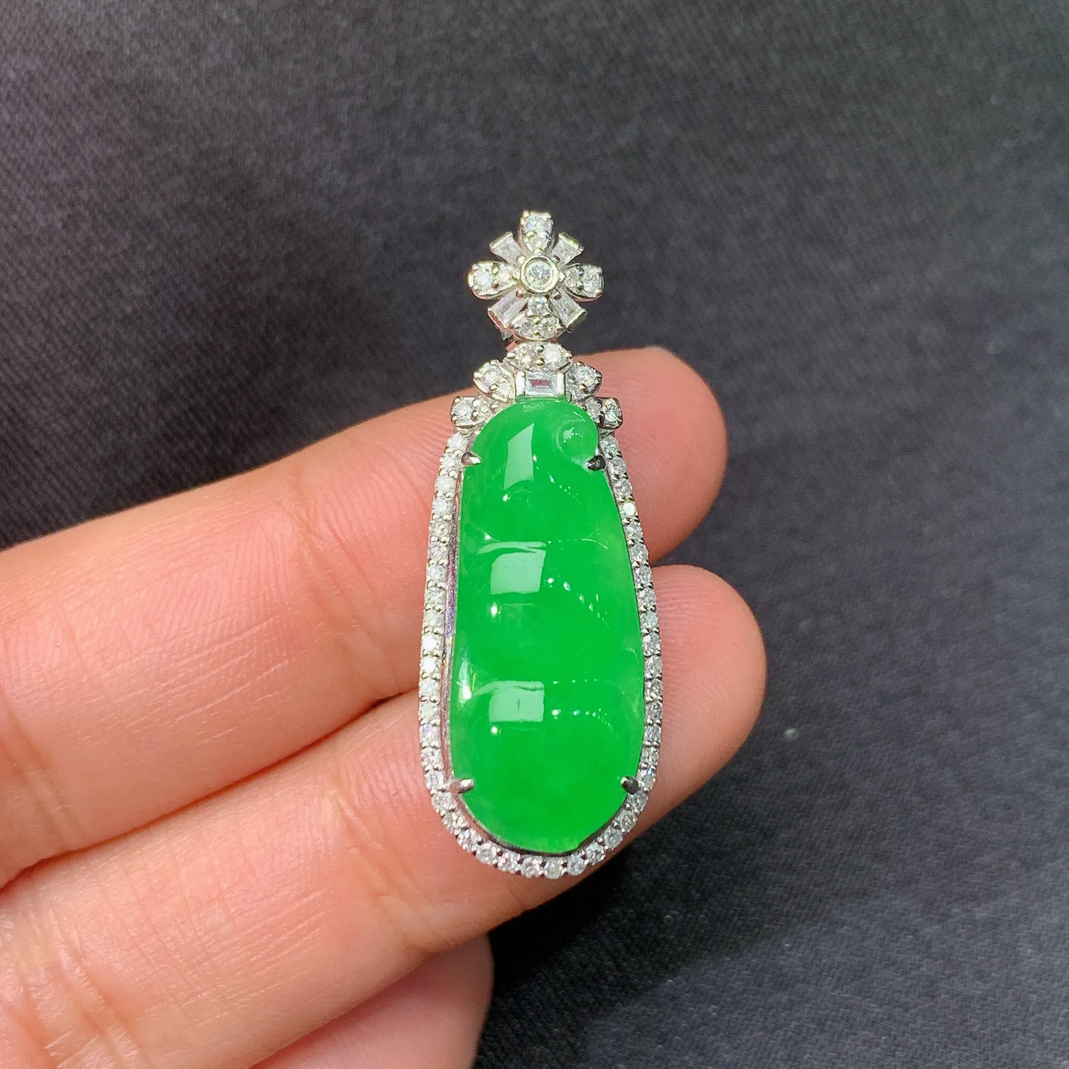 冰阳绿福豆吊坠，18k金镶嵌，冰润色阳，玉质细腻，种水足，整体尺寸33.3*12.2*7.9