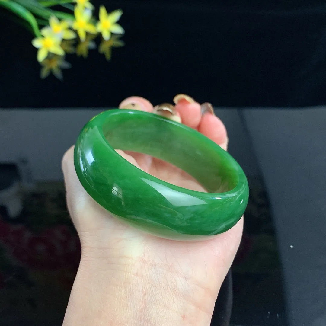 和田玉56.9圈口阳绿色宽版碧玉手镯！圈口56.9宽20.1重78克，玉质细腻油润 底色纯净 脂粉好，品质好！