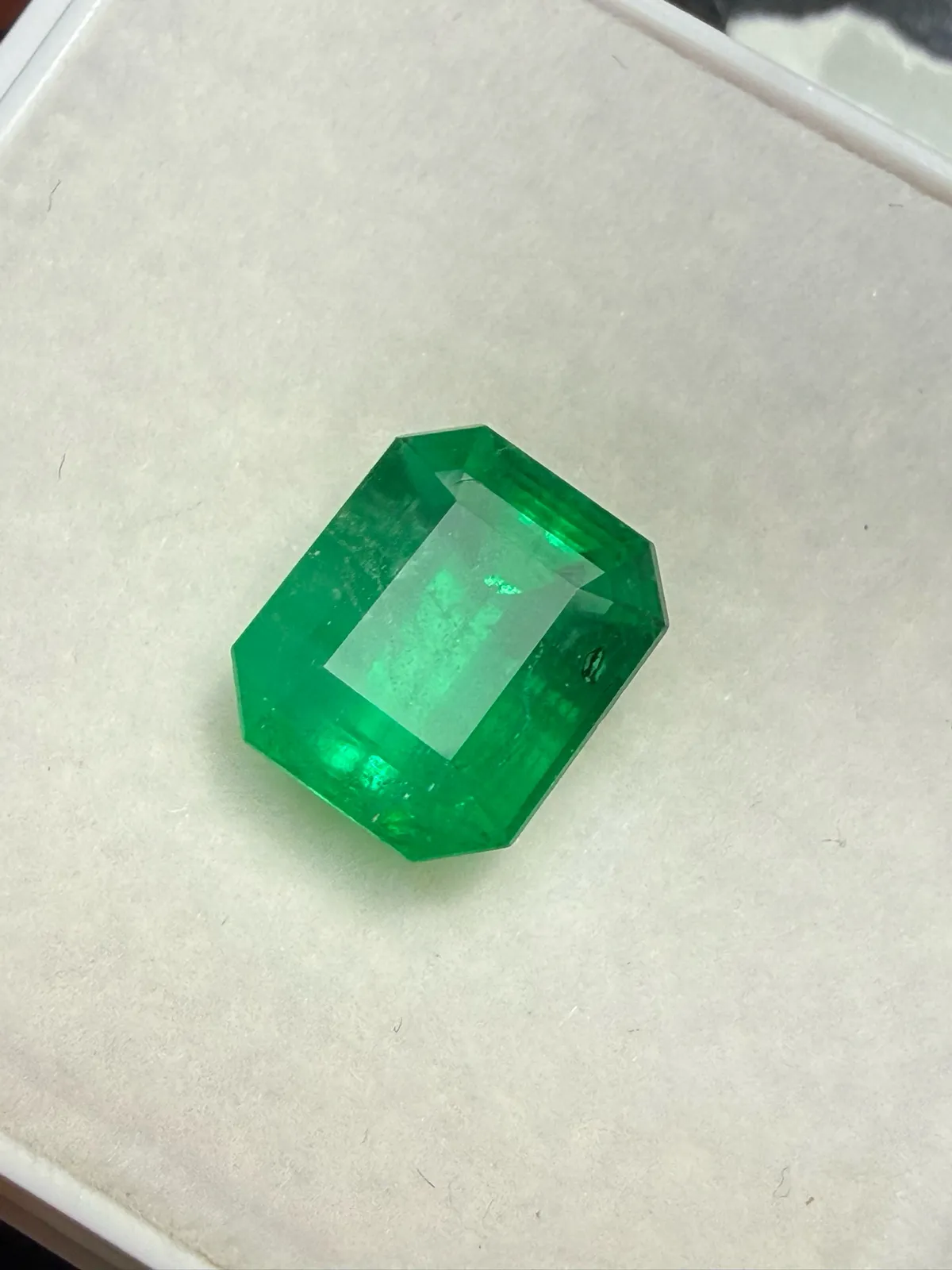 3.71ct天然祖母绿裸石，尺寸9.6*8*6.9 毫米，晶体微棉，颜色美艳