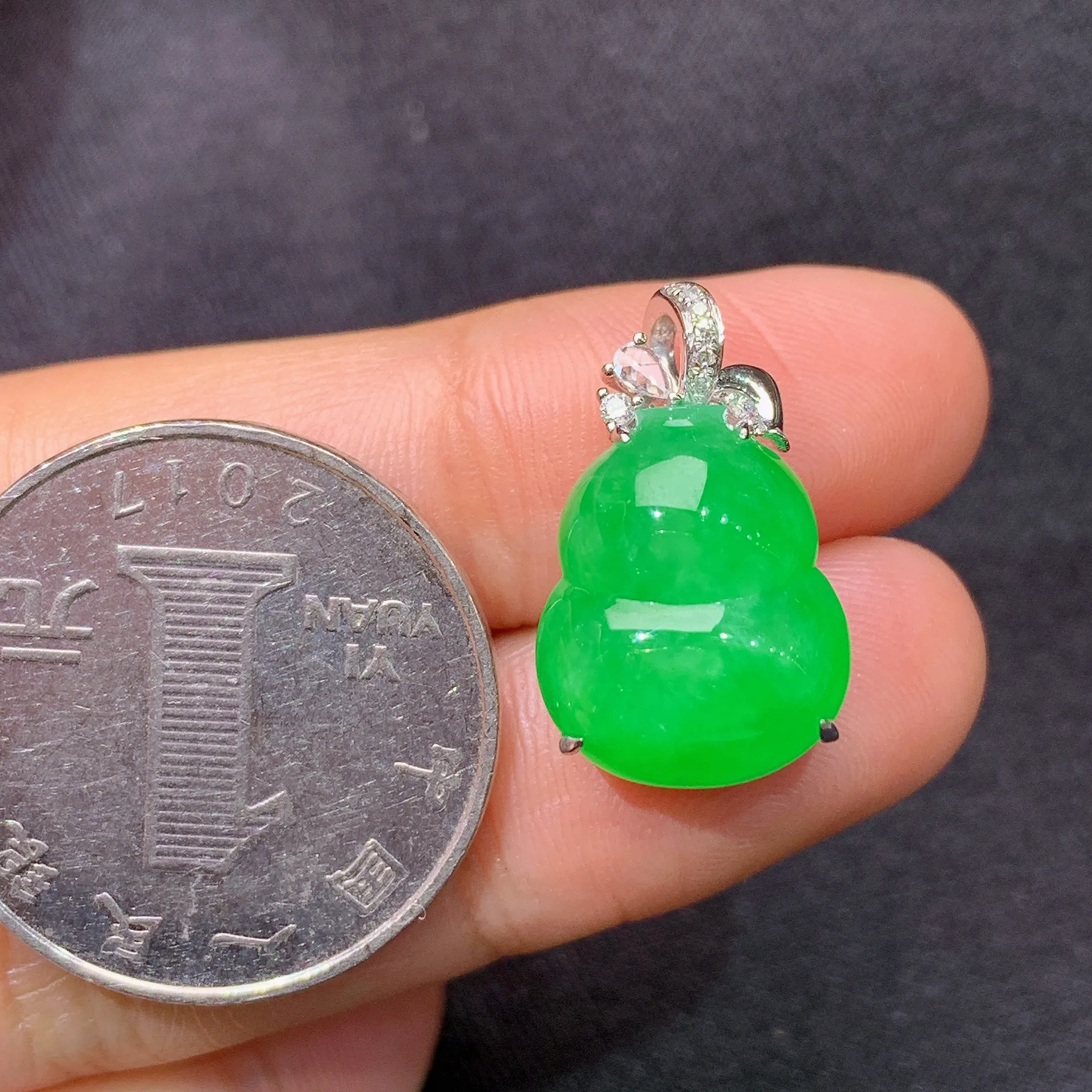 冰阳绿葫芦吊坠，18k金镶嵌，冰润色阳，玉质细腻，种水足，整体尺寸20.3*12.2*9