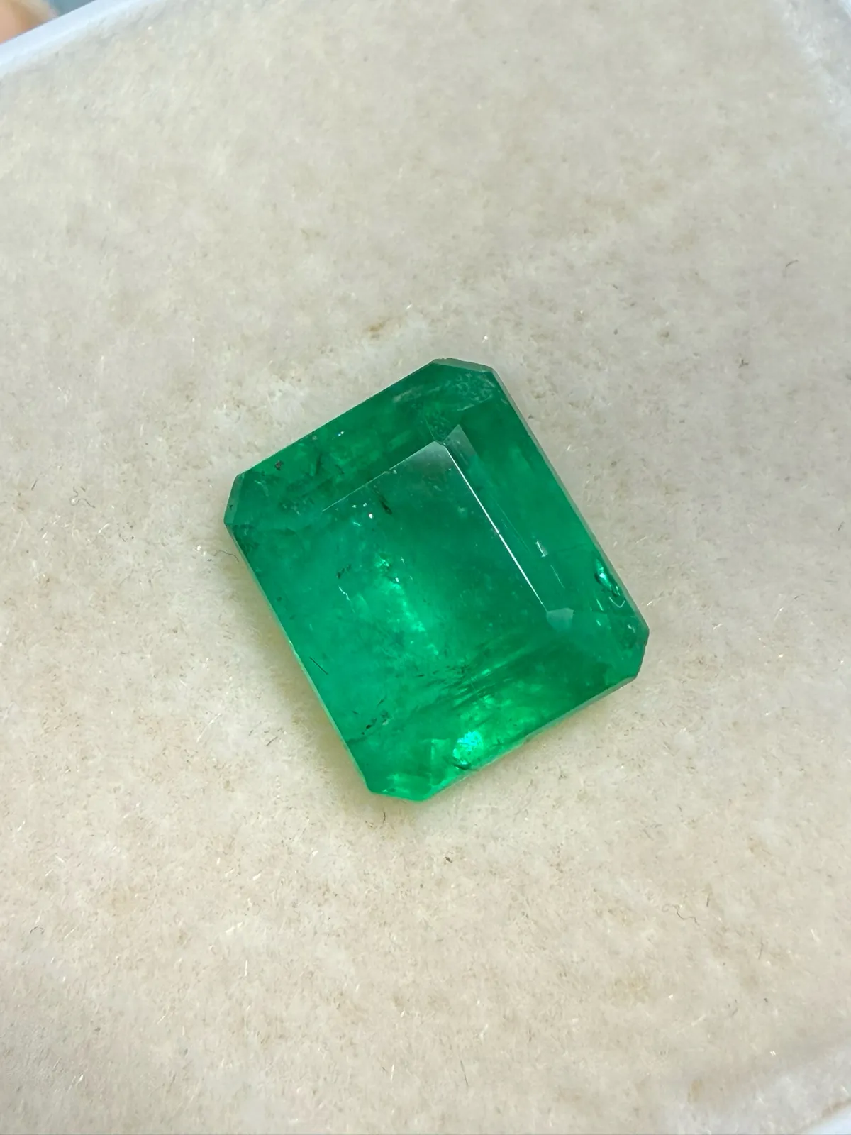 3ct天然祖母绿裸石，尺寸9*7.7*5.4 毫米，晶体微棉，颜色美艳