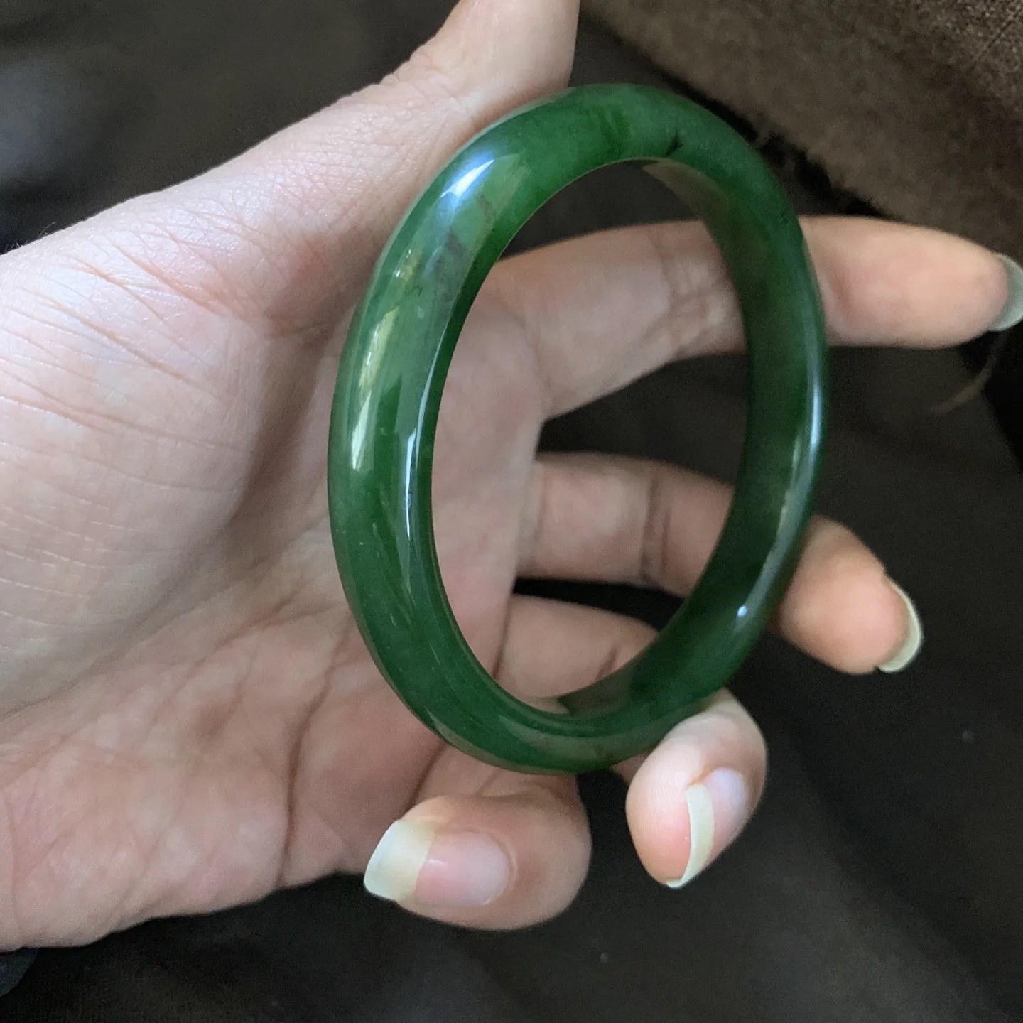 和田玉碧玉64圈口阳绿色手镯，镯型古朴典雅。在诗情画意的雨巷相遇，你是我腕间的一抹风情，有你眸有深情.清风荡漾湖间静水，我愿俯身低眉，在烟波涟漪处寻