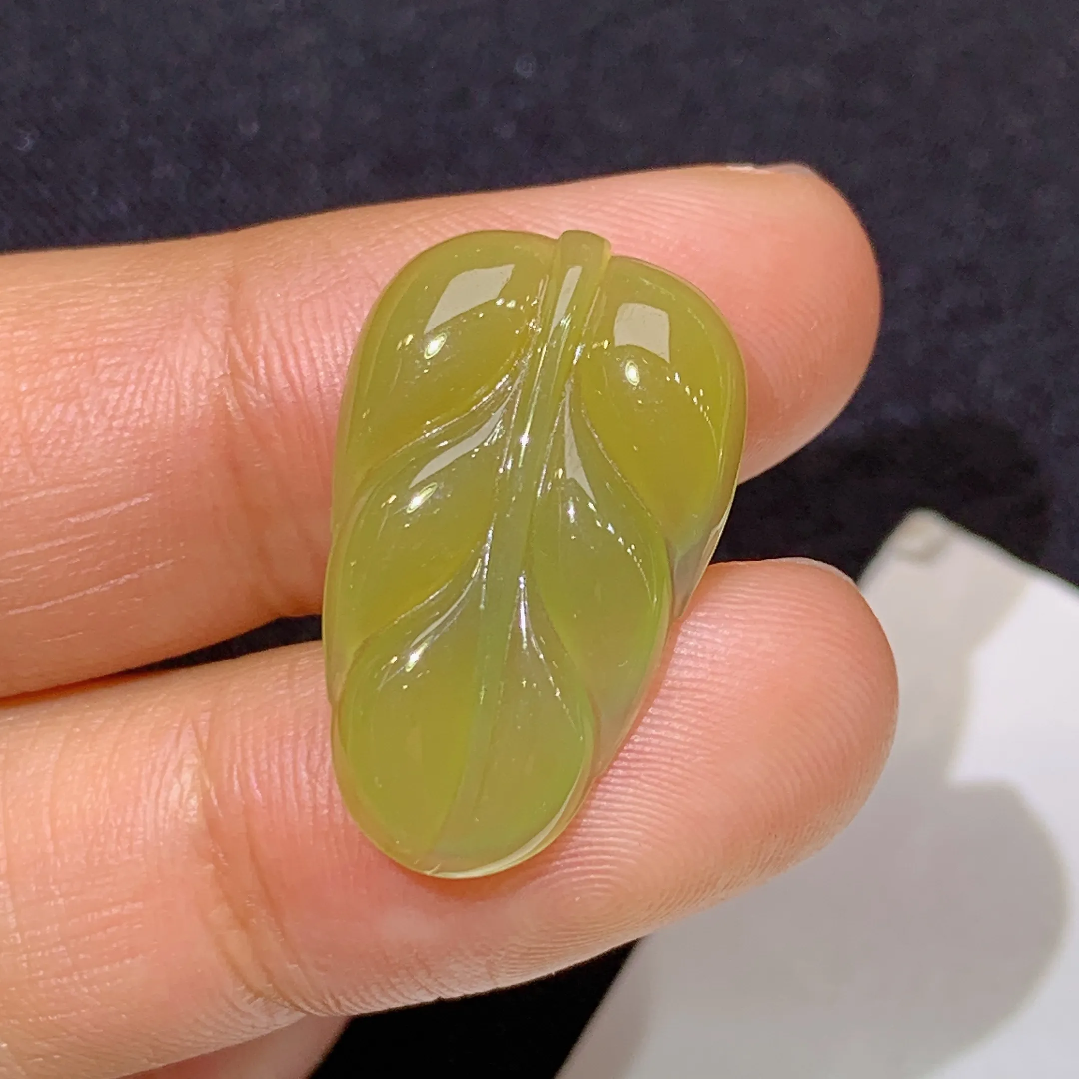 冰黄翡树叶，镶嵌佳品，冰润色艳，水润光泽，整体尺寸22.4*13.5*3