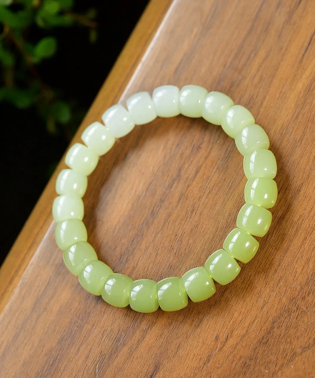 天然和田玉.黄口料.渐变色.老型珠.手链.玉质油润.无杂无裂.纯手工打磨.上手效果.时尚大方.优雅知性.品质保证全国复检.尺寸10/8mm.重32.49克.