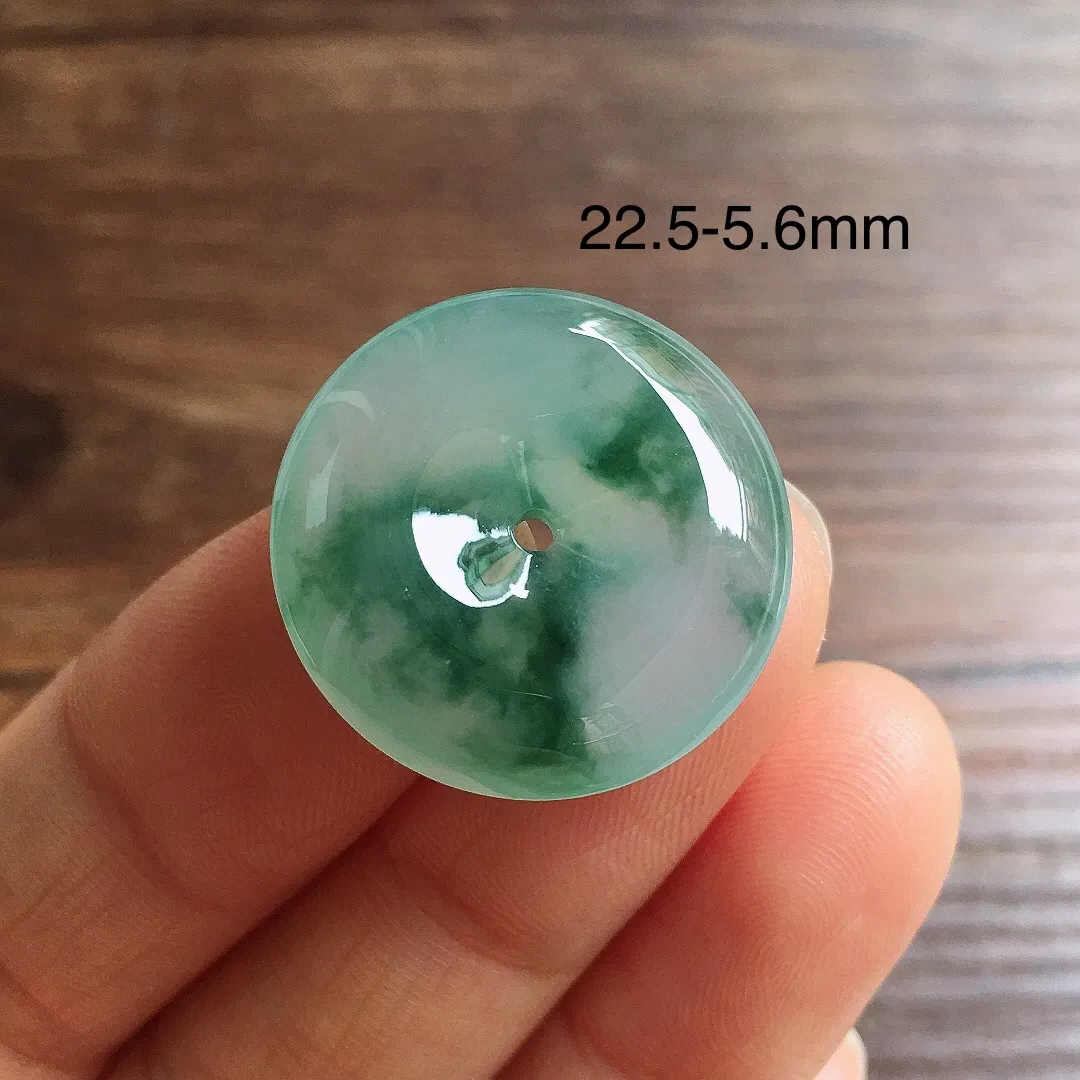 冰飘花平安扣，冰冰润润，玉质细腻，种水足，整体尺寸22.5*5.6