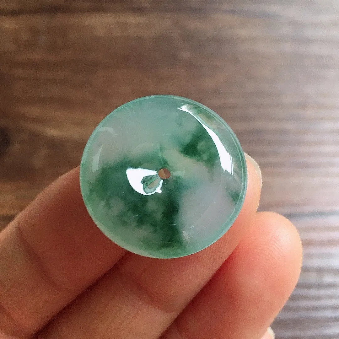 冰飘花平安扣，冰冰润润，玉质细腻，种水足，整体尺寸22.5*5.6