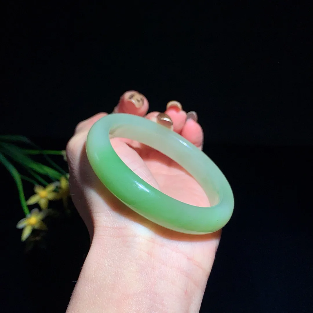 和田玉58.5圈口翠青手镯！玉质细腻油润 底色纯净 脂粉好，品质高