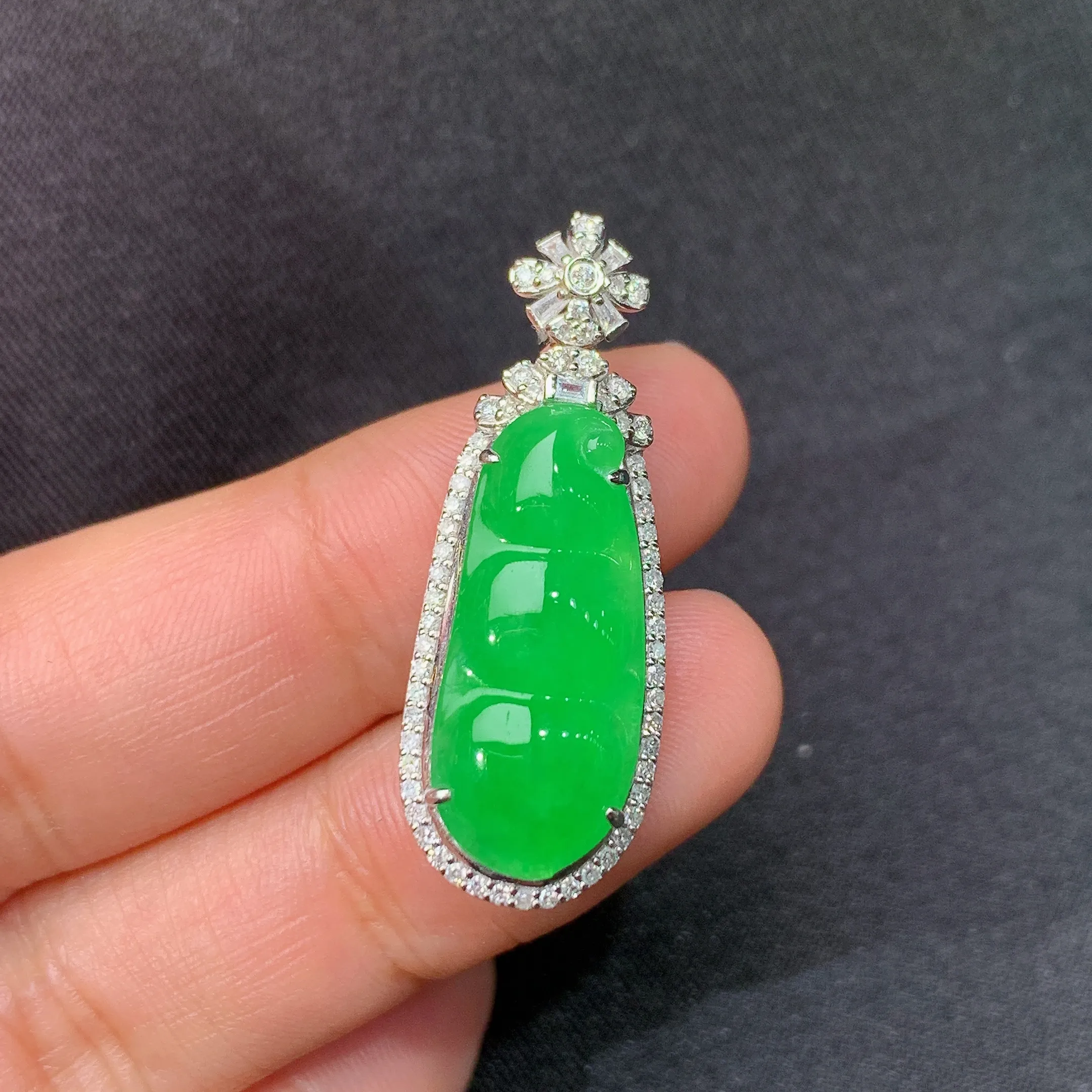 冰阳绿福豆吊坠，18k金镶嵌，冰润色阳，玉质细腻，种水足，整体尺寸33.3*12.2*7.9