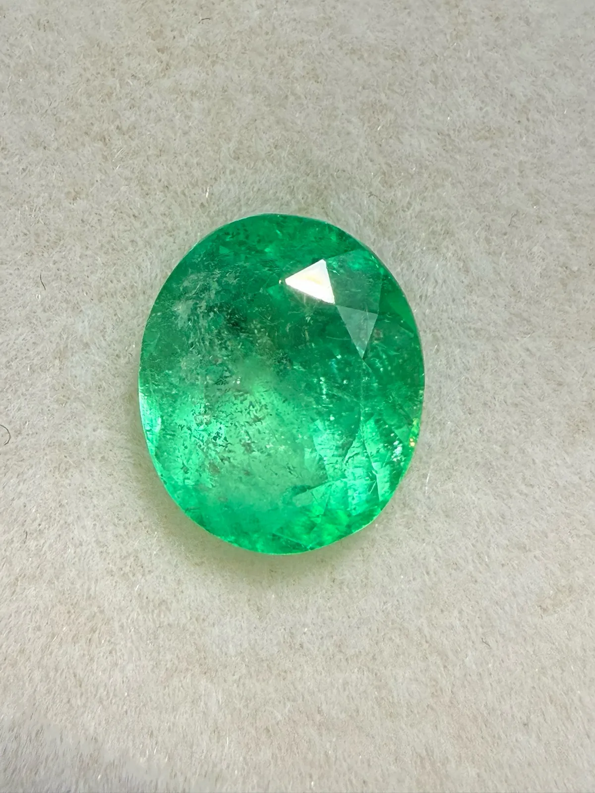 2.64ct天然哥伦比亚祖母绿裸石，尺寸10.2*8.6*6.7 毫米，晶体微棉，颜色美艳