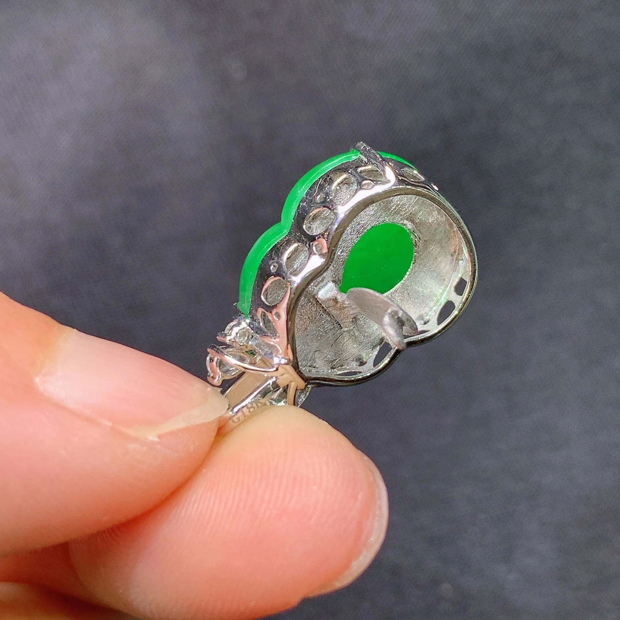 冰阳绿葫芦吊坠，18k金镶嵌，冰润色阳，玉质细腻，种水足，整体尺寸20.3*12.2*9