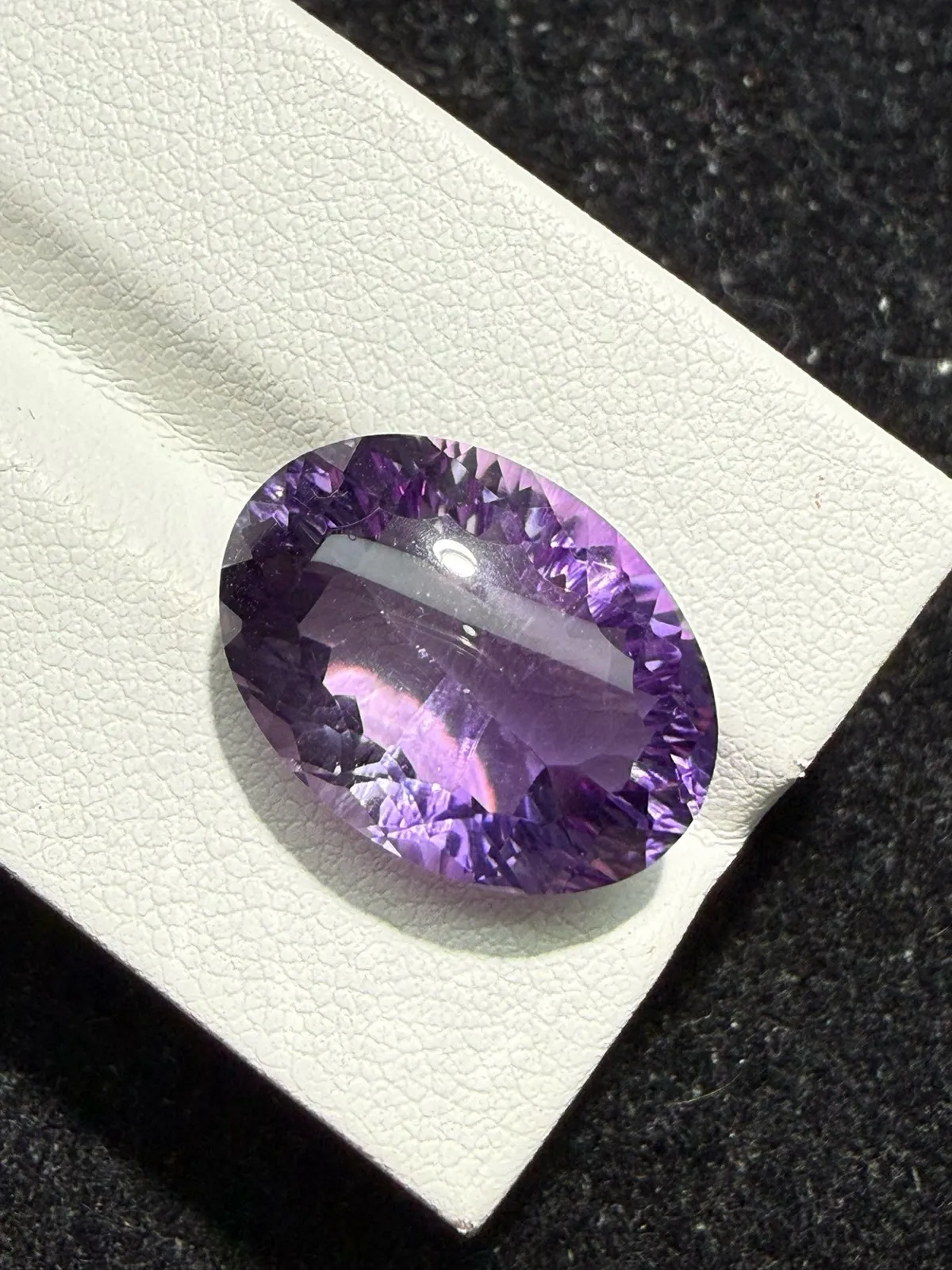 13.065ct天然紫水晶裸石，尺寸18*13*9.3mm，颜色美艳 ，晶体通透，火彩足