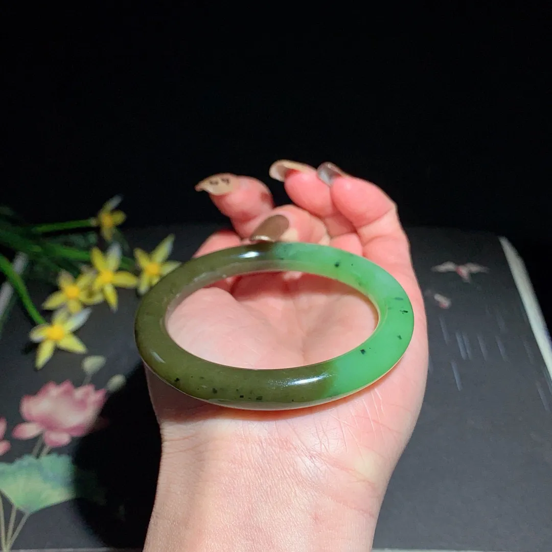 和田玉53.6圈口苹果绿圆条碧玉手镯！玉质细腻油润 底色纯净 脂粉好，品质好！